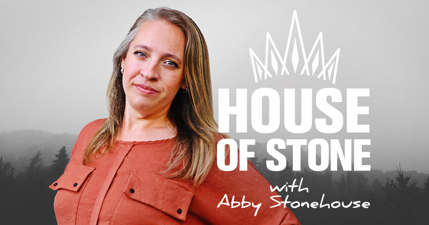 Une photo de promotion avec le titre "House of Stone" écrit et qui affiche le visage de l'humoriste Abby Stonehouse, regardant droit devant elle d'une façon bienveillante.