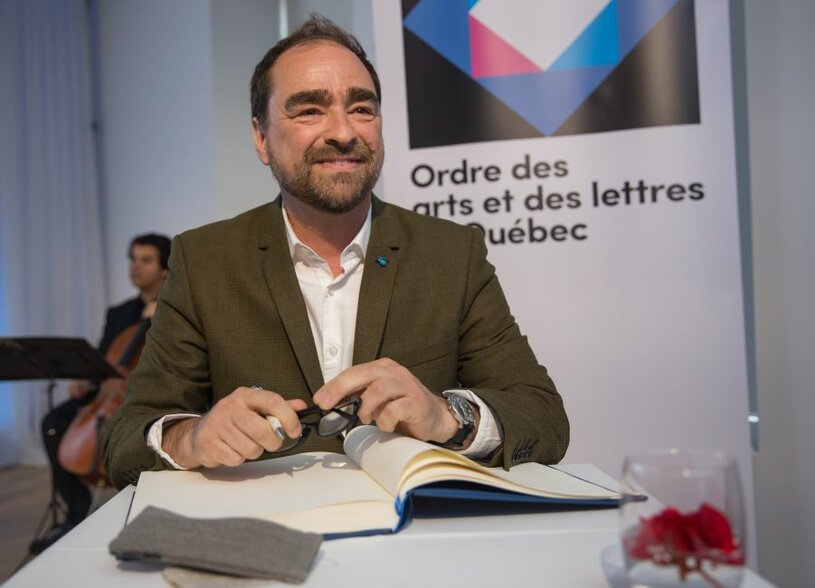 Michel Rabagliati signe le livre d'or de l'Ordre des arts et des lettres du Québec, le 29 mai 2017