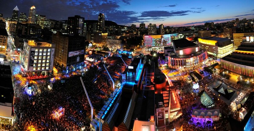 Vue aérienne de la foule au Festival international de jazz de Montréal et du Quartier des Spectacles