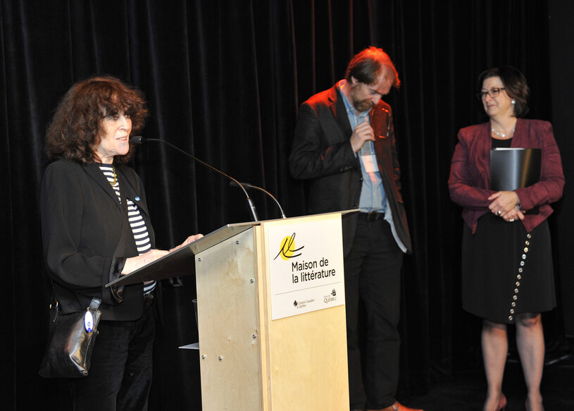 Marie-Claire Blais, Michel Biron et Anne-Marie Jean lors de la remise de l'insigne de l'Ordre des arts et des lettres du Québec.