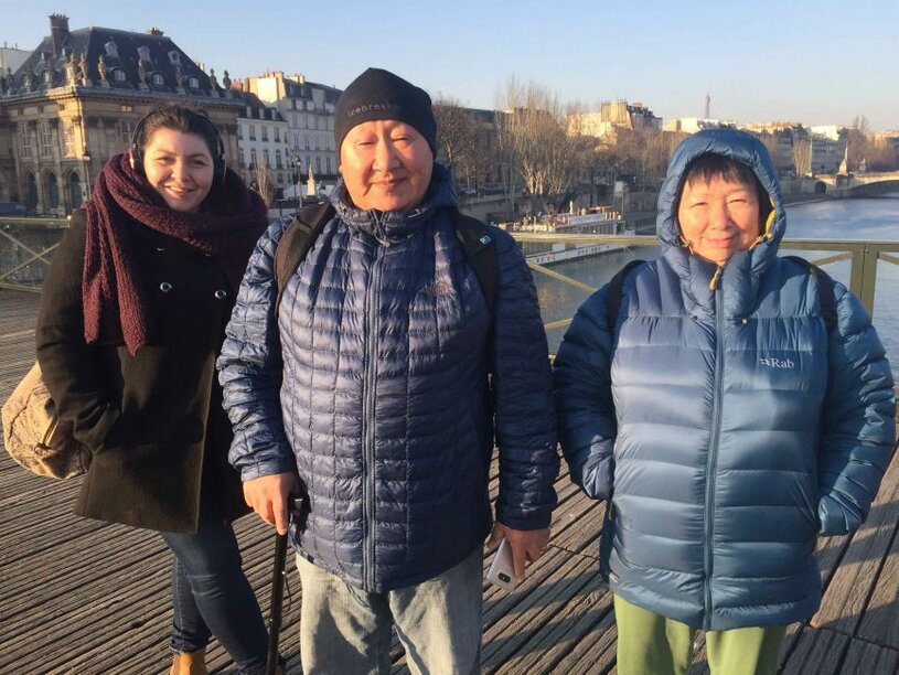 Les artistes Inuits Nancy Saunders, Mattiusi Iyaituk et Qumaq Mangiuk au bord de la Seine, à Paris