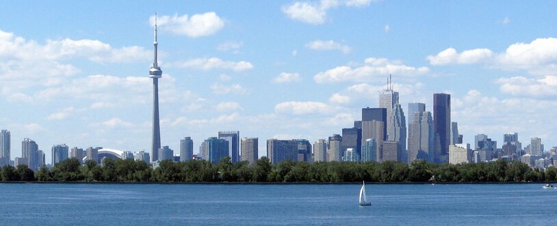 Panorama du centre-ville de Toronto, avec la tour du CN, au bord du lac Ontario