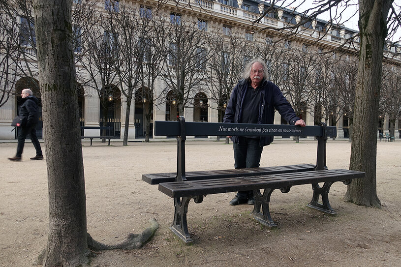 Michel Goulet et sa nouvelle oeuvre intitulée Dentelles d'Éternité, dans le jardin du Palais-Royal à Paris