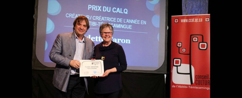 Réjean Perron remet le Prix du CALQ – Créatrice de l’année en Abitibi-Témiscamingue à Odette Caron