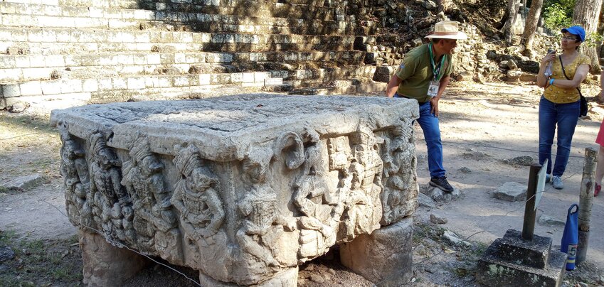 Hada Lopez s’entretient avec un assistant archéologue dans la ville de Copán, au Honduras, afin d’approfondir ses recherches sur les Mayas pour la rédaction de son prochain livre.