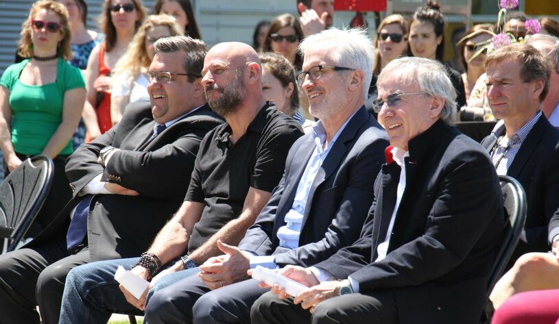 Le maire de Montréal, Denis Coderre, Guy Laliberté, C.A.L.Q., James Coulter, cofondateur et associé du groupe TPG Capital, et Daniel Lamarre, PDG du Cirque du Soleil