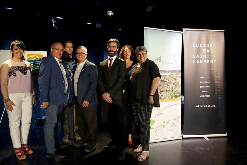 Plusieurs partenaires de l'entente de partenariat territorial du Bas-Saint-Laurent : Mélanie Milot (MRC de RDL), Michel Lagacé (préfet de la MRC de RDL), Pascal St-Amand (MRC de La Matapédia), Denis Santerre (MRC de La Matanie), André Racette (Conseil), Julie Martin (Ville de RDL), Sylvie Vignet (mairesse de la ville de RDL)