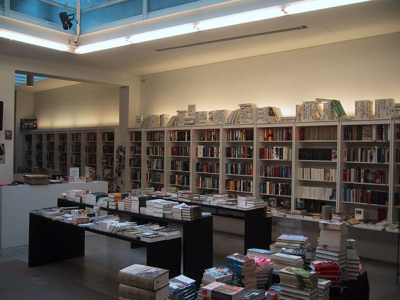 Librairie installée au sous-sol de la maison Passa Porta