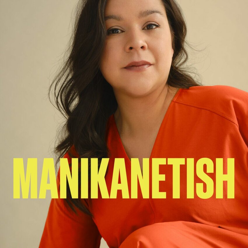 L'autrice Naomi Fontaine pour l'oeuvre Manikanetish (Crédit photo: Maxyme G. Delisle / Courtoisie Théâtre Duceppe)