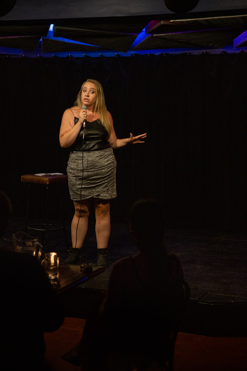 Abby Stonehouse participe régulièrement à des soirées d’humour à Montréal. 