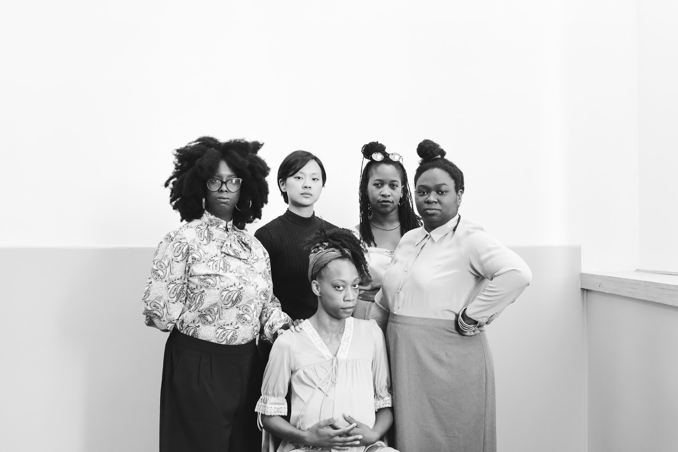 L'équipe de Quiet/Silence, lors d’un passage à la Maison de la culture Notre-Dame-de-Grâce , à Montréal, en août 2019.  De gauche à droite : Lydie Dubuisson, Corinne Jiao-Yuntao Beaumier, Nalo Soyini, Elena Stoodley et Maryline Chéry (au centre - actrice). 