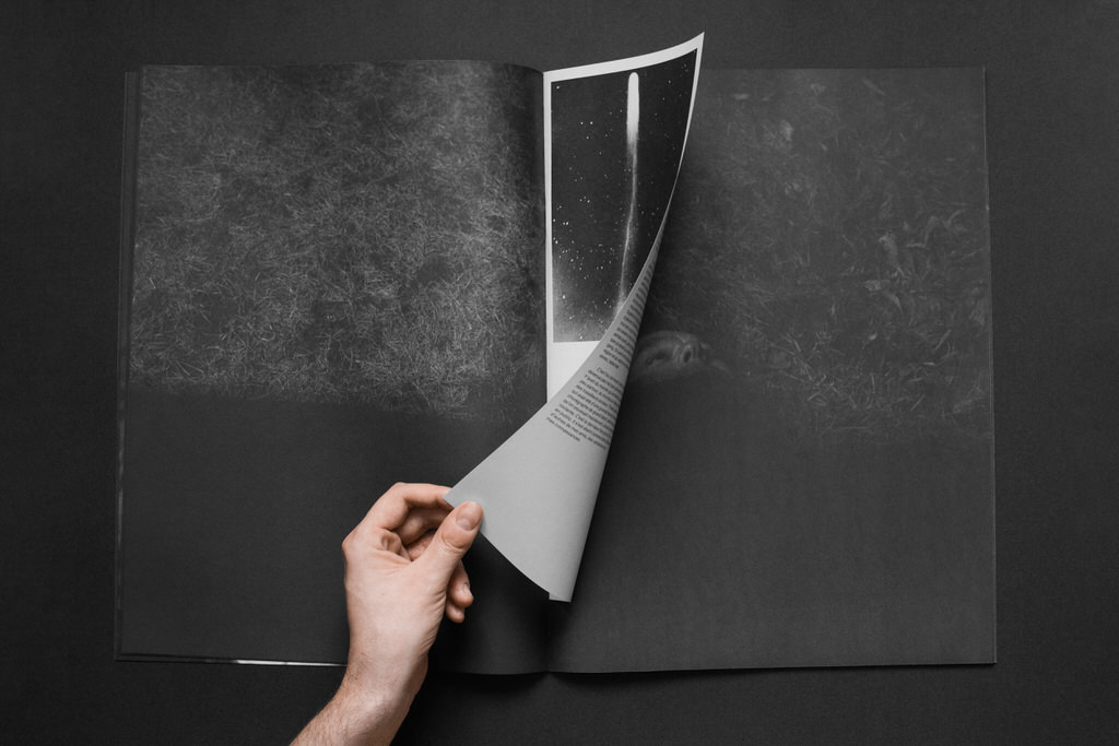 « Rebâtir le ciel », Simon Émond et Michel Lemelin, livre photo-littéraire de 64 pages (12x16) + 32 pages intercalées (6x14), reliure brochée à cheval, impression offset noir et blanc, textes en français, atikamekw et nehlueun, enveloppe plastique avec sérigraphie, publié à compte d’auteurice, 2020