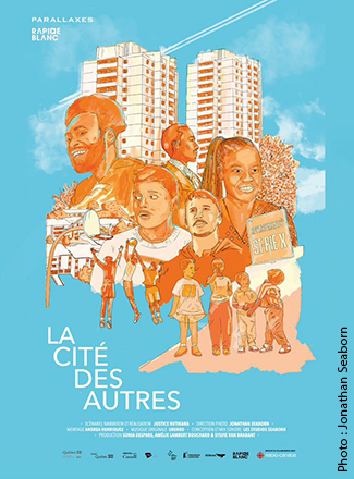 L'affiche sur fond bleu ciel, dessinée à la main et comportant le titre "la cité des autres" nous montre plusieurs visages de personnes issues de la diversité.